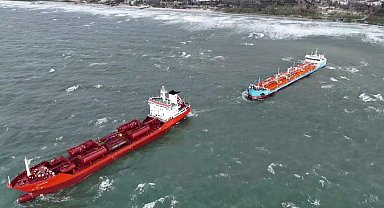 İstanbul'da iki tanker acil durum çağrısında bulundu, gemiler havadan görüntülendi