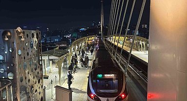 İstanbul'da metro arızası: Seferler aksadı, duraklarda yoğunluk oluştu