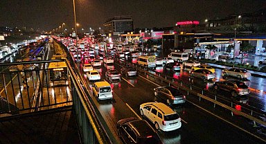 İstanbul'da yağışın da etkisiyle trafik durma noktasına geldi
