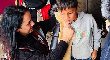 İstanbullu gönüllülerden Şanlıurfa'daki çocuklara hediye bot ve mont