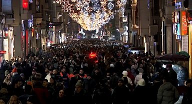İstiklal Caddesi'ndeki yoğunluk havadan görüntülendi
