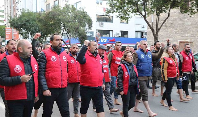 İzmir Büyükşehir işçilerinden çıplak ayaklı protesto