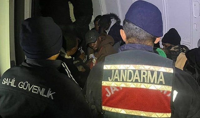 İzmir'de 27 düzensiz göçmen ve 4 göçmen kaçakçısı yakalandı