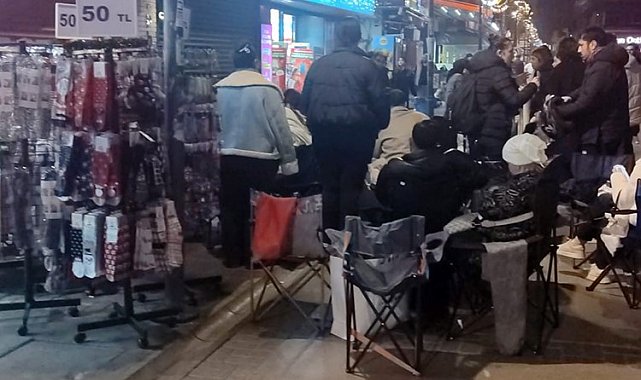 İzmir'de kamp sandalyeli, battaniyeli indirim nöbeti: Çarşı ortasında sabahladılar