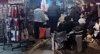 İzmir'de kamp sandalyeli, battaniyeli indirim nöbeti: Çarşı ortasında sabahladılar