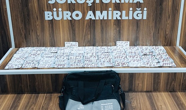 İzmir'de zehir tacirlerine operasyon: 894 hap ele geçirildi