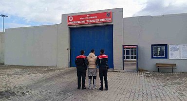 Jandarma çeşitli suçlardan aranan 42 kişiyi yakaladı