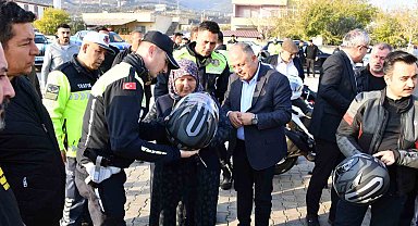 Jandarmadan 100 motosiklet sürücüsüne güvenli sürüş eğitimi ve hediye kask