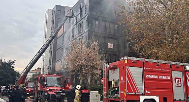 Kadıköy Bağdat Caddesi'nde 5 katlı bir binada yangın çıktı. Binanın tamamını saran yangını söndürme çalışmaları için olay yerine çok sayıda itfaiye ekibi sevk edildi.