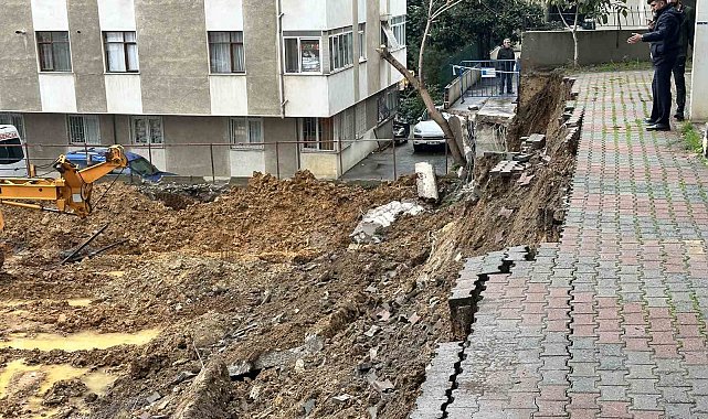 Kadıköy'de yağışlara dayanamayan istinat duvarı çöktü
