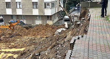 Kadıköy'de yağışlara dayanamayan istinat duvarı çöktü