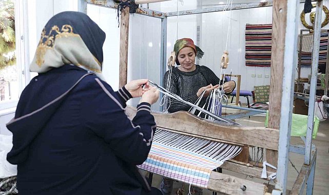 Kadınlar el emeği ve gönül birliğiyle üretiyor