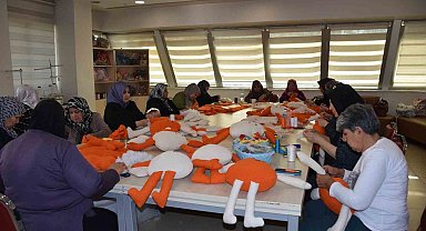 Kadınlar, lösemili çocuklara oyuncak bebek ve elbise dikmek için bir araya geldi
