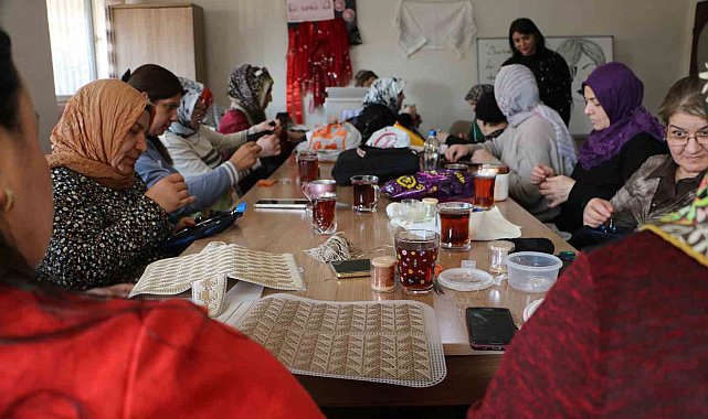 Kadınların el emeğiyle ürettikleri tel kırma şal ve çantalar yoğun ilgi görüyor