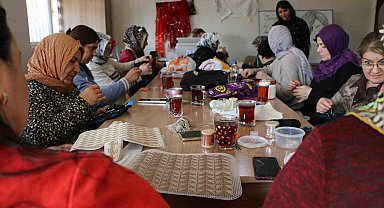 Kadınların el emeğiyle ürettikleri tel kırma şal ve çantalar yoğun ilgi görüyor