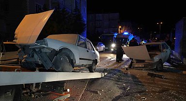 Kafa kafaya çarpışan iki Tofaş otomobil hurdaya döndü: 3 yaralı