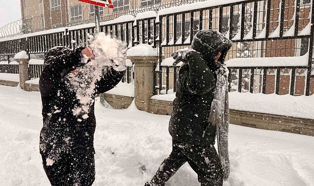 Kahramanmaraş güne karla uyandı: En çok sevinen çocuklar oldu