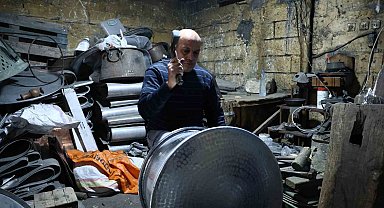 Kahramanmaraş'ta bakır ustalarının çekiç sesleri asırlık çarşıda hâlâ yankılanıyor