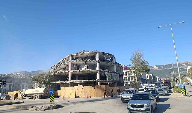 Kahramanmaraş'ta depremde hasar alan iş merkezi yıkıldı