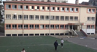 Kahramanmaraş'ta yarım asırlık okul yıkılmayı bekliyor