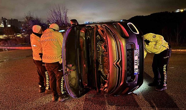 Kaldırıma çarpıp devrildi: 1 yaralı