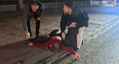 Kaldırıma yatıp çığlık attı, polisi görünce kaçmak istedi