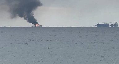 Kalkan açıklarında alev alan lüks teknedeki kaptan Sahil Güvenlik ekiplerince kurtarıldı