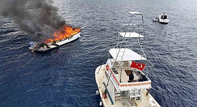 Kalkan açıklarında lüks teknenin alev alev yandığı anlar dronla görüntülendi