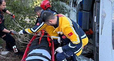 Kamyon uçuruma yuvarlandı, sıkışan sürücü kurtarıldı