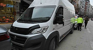 Kamyonet sol şeritte taksiden inen kadının ayağını ezdi