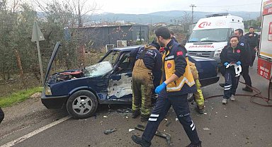 Kamyonet ters yönden gelen TOFAŞ otomobile çarptı