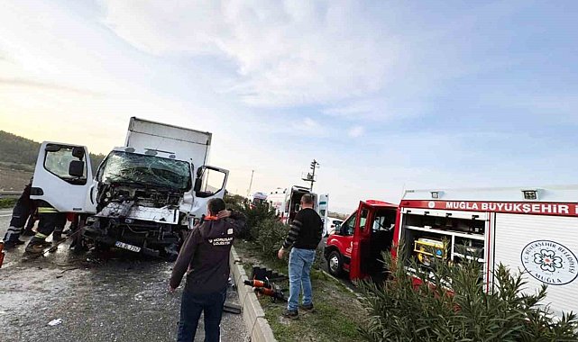 Kamyonette sıkışan iki kişi kurtarıldı