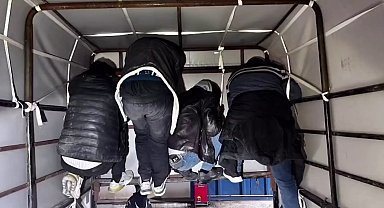 Kamyonette tavana tutunarak saklanmaya çalışan 4 göçmen yakalandı