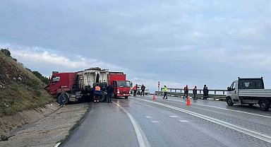 Kamyonlar kafa kafaya çarpıştı