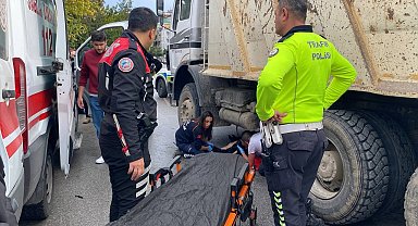 Kamyonun altında kalan motosikletli kurye ağır yaralandı