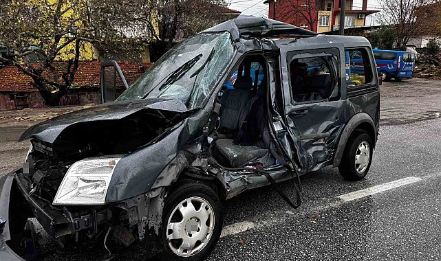 Kamyonun çarptığı hafif ticari araç 50 metre savruldu: 1 ölü, 2 yaralı