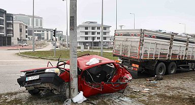 Kamyonun çarptığı Tofaş kağıt gibi katlandı: 4 yaralı