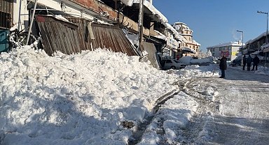 Kar birikintileri iş yerlerinin sundurmalarını çökertti