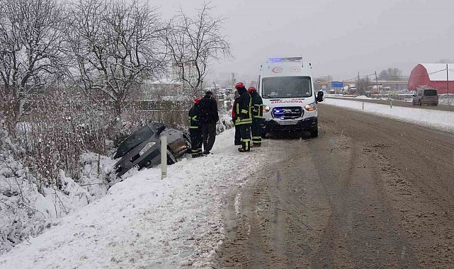 Kar kazayı beraberinde getirdi, yan yatan otomobildeki 4 kişi yaralandı
