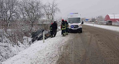 Kar kazayı beraberinde getirdi, yan yatan otomobildeki 4 kişi yaralandı