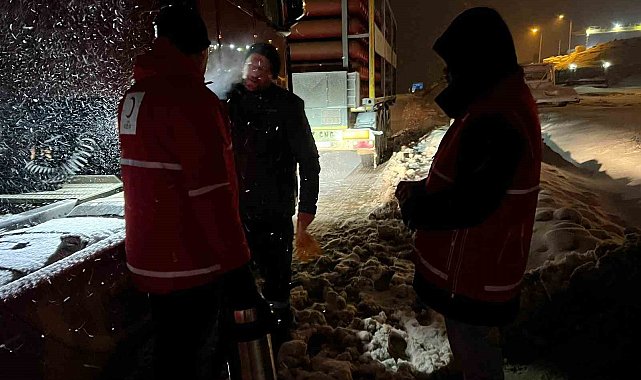 Kar sebebiyle kapanan yolda ekiplerden vatandaşlara sıcak içecek ikramı