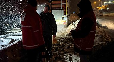 Kar sebebiyle kapanan yolda ekiplerden vatandaşlara sıcak içecek ikramı