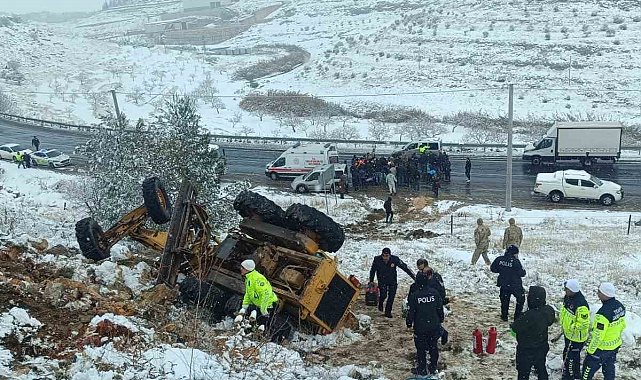 Kar temizliği yapan iş makinesi devrildi: 1 yaralı