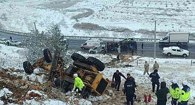 Kar temizliği yapan iş makinesi devrildi: 1 yaralı