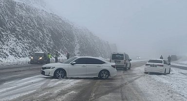 Kar yağışı etkili oldu, Bingöl'de araçlar yolda kaldı