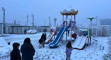 Kar yağışı Hatay'ı beyaza bürüdü, 2 ilçede okullar tatil edildi