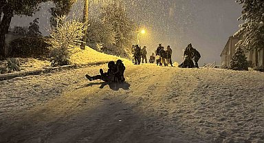 Kar yağışı sürücülere çile, çocuklara eğlence oldu