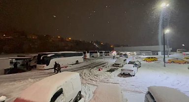 Kar yağışı ve kazalar nedeniyle trafik kapatıldı yolcular otobüslerde sabahladı
