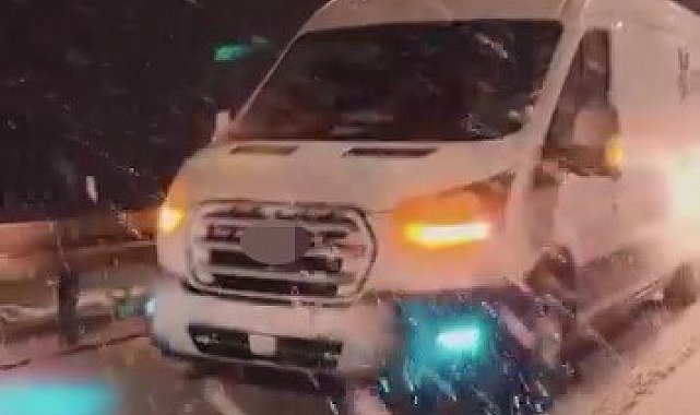 Kar yağışının etkili olduğu Yağdonduran Geçidi'nde sürücüler güçlükle ilerledi