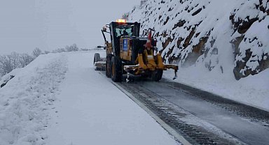 Kar yağışıyla kapanan kırsal mahalle yolları açılıyor